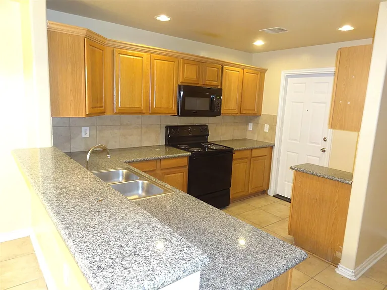 1554 Stone Village Dr — Photo 2