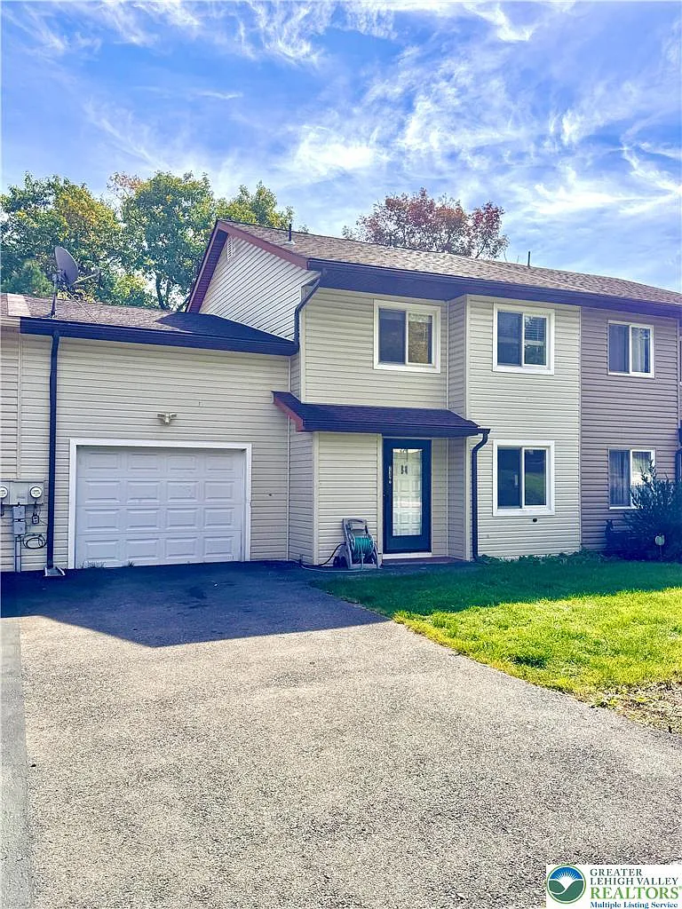 3 bed, 1.5 bath, 1874 sqft, $1,950 — Photo 1