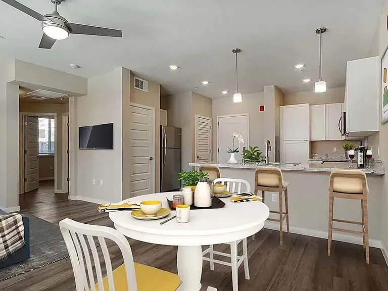 Silverado Apartments — Photo 21