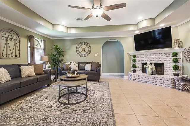 3 bed, 2.0 bath, 1579 sqft, $5,888 — Photo 4