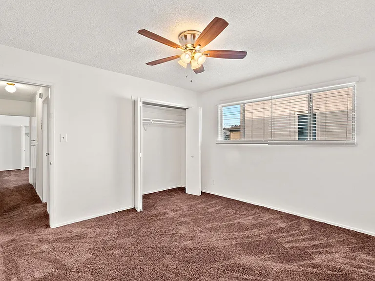 Spacious 2-Bedroom Apartment in Prime Location! One month free — Photo 9