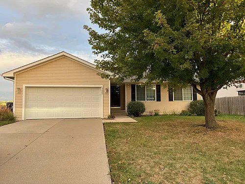 585 SE Crabapple Dr Photo 1