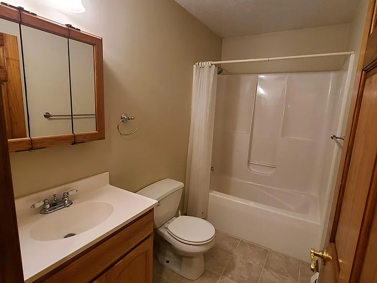 Secondary full bathroom