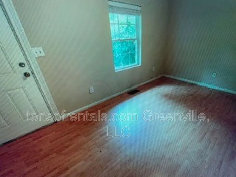 3 bed, 1.0 bath, 994 sqft, $1,550 — Photo 3