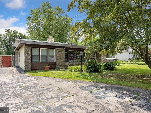 3rd image of 920 Green Ln