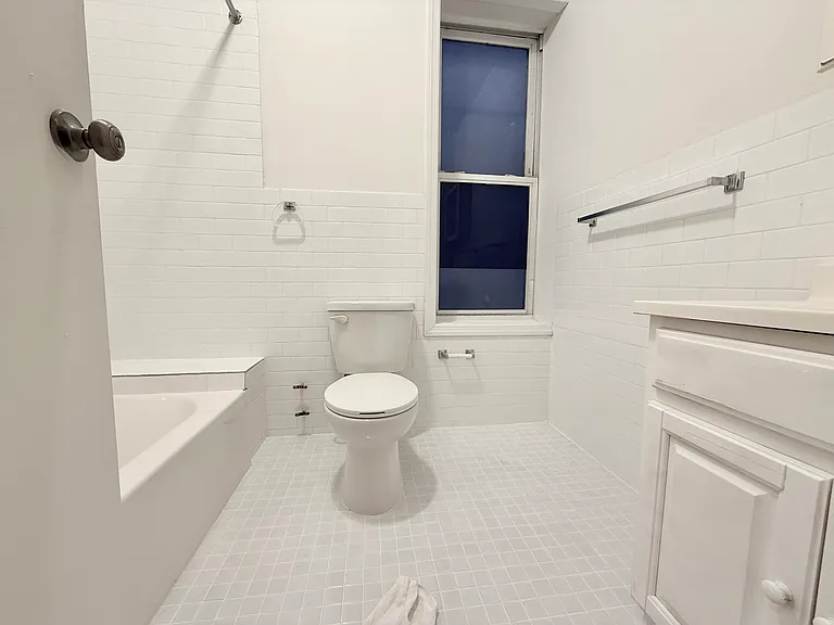 1921 Putnam Ave #2R — Photo 9