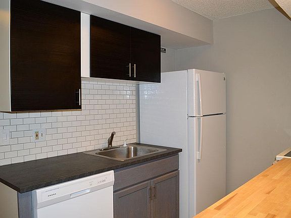 kitchen 1 - check out that subway tile!