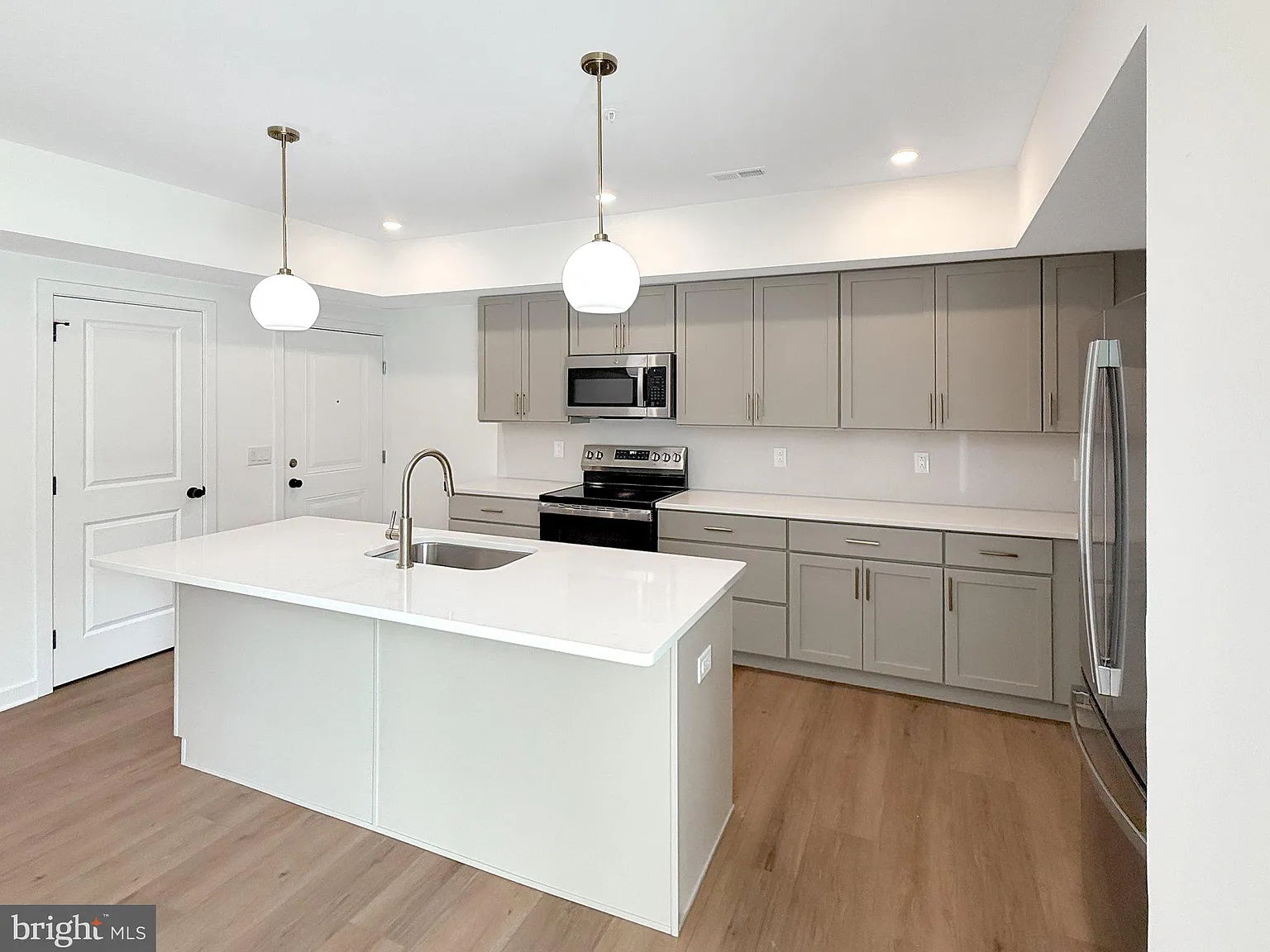 3 bed, 2.0 bath, 1975 sqft, $3,495 — Photo 2
