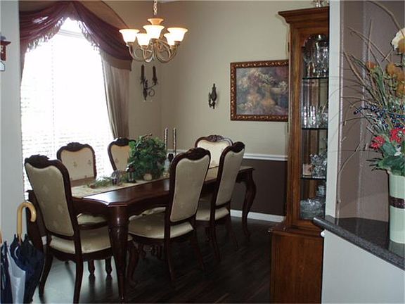 3rd image of 208 Lark Hollow Ln