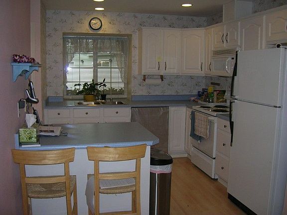 Breakfast bar in kitchen