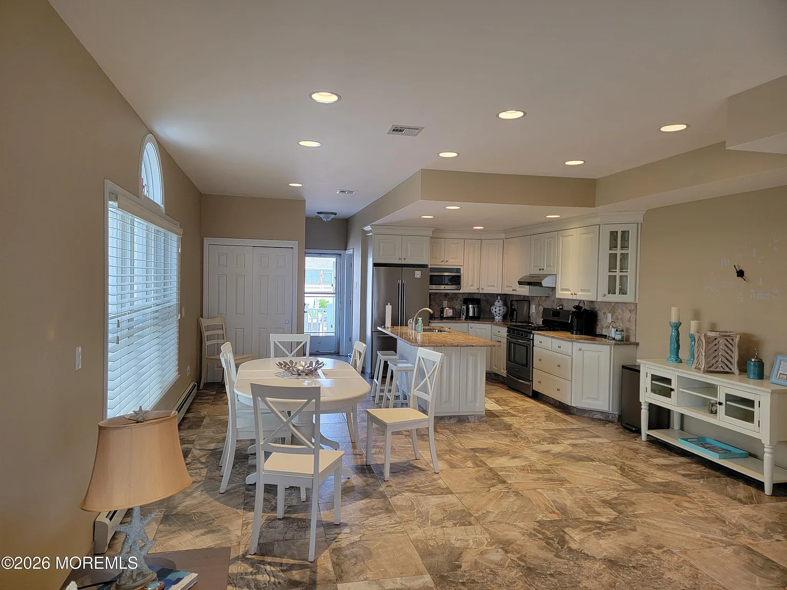 3 bed, 2.5 bath, 4166 sqft, $3,600 — Photo 4