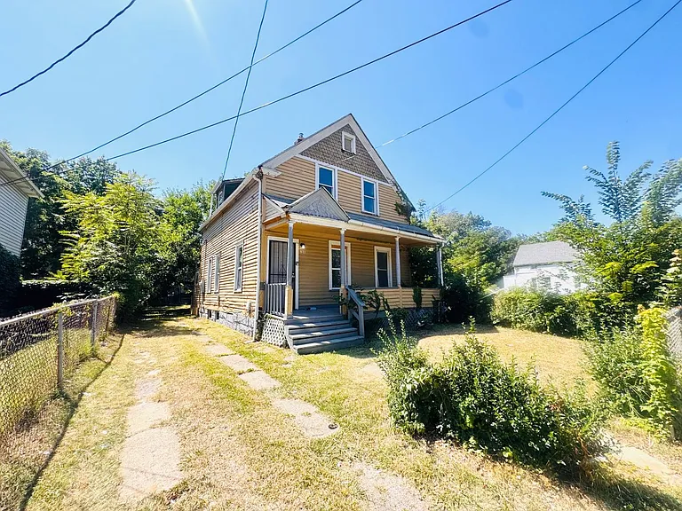 924 Ansel Rd — Photo 2