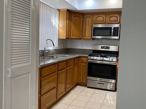 4th image of 717 W Milford St #103