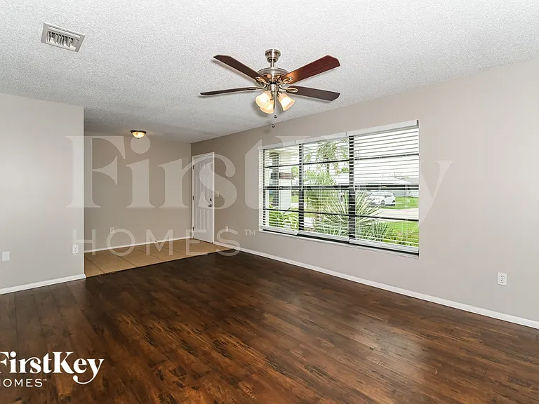 4404 SW 6th Pl — Photo 2