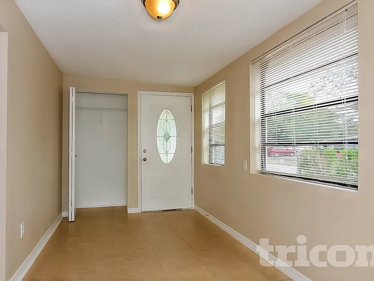 10014 N Oklawaha Ave — Photo 2