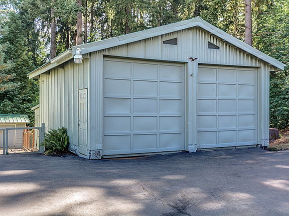 3rd image of 10605 NE Crest Ave
