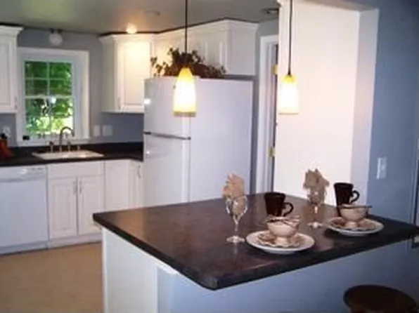 207 S Highland Ave, Thiensville, WI 53092