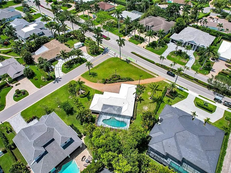 740 Park Shore Dr — Photo 2