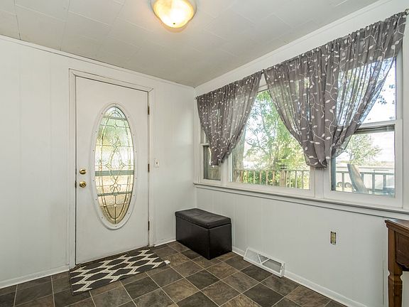 5th image of 420 Railroad St