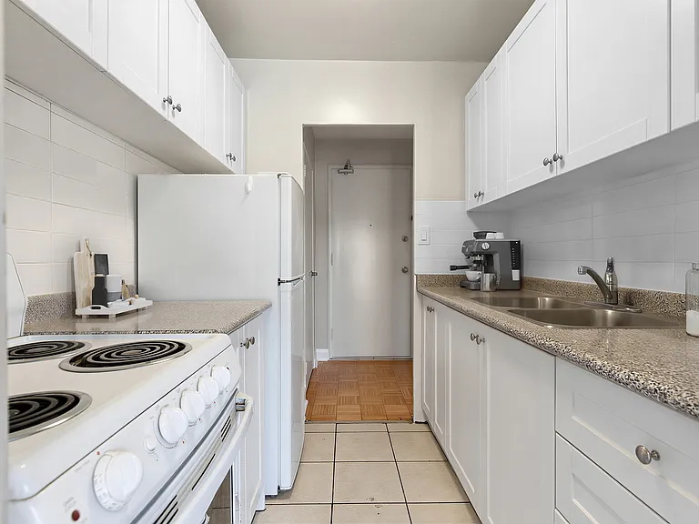 4918 Bathurst St — Photo 8