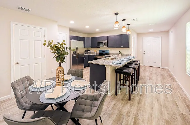 1284 Pangola Dr — Photo 3