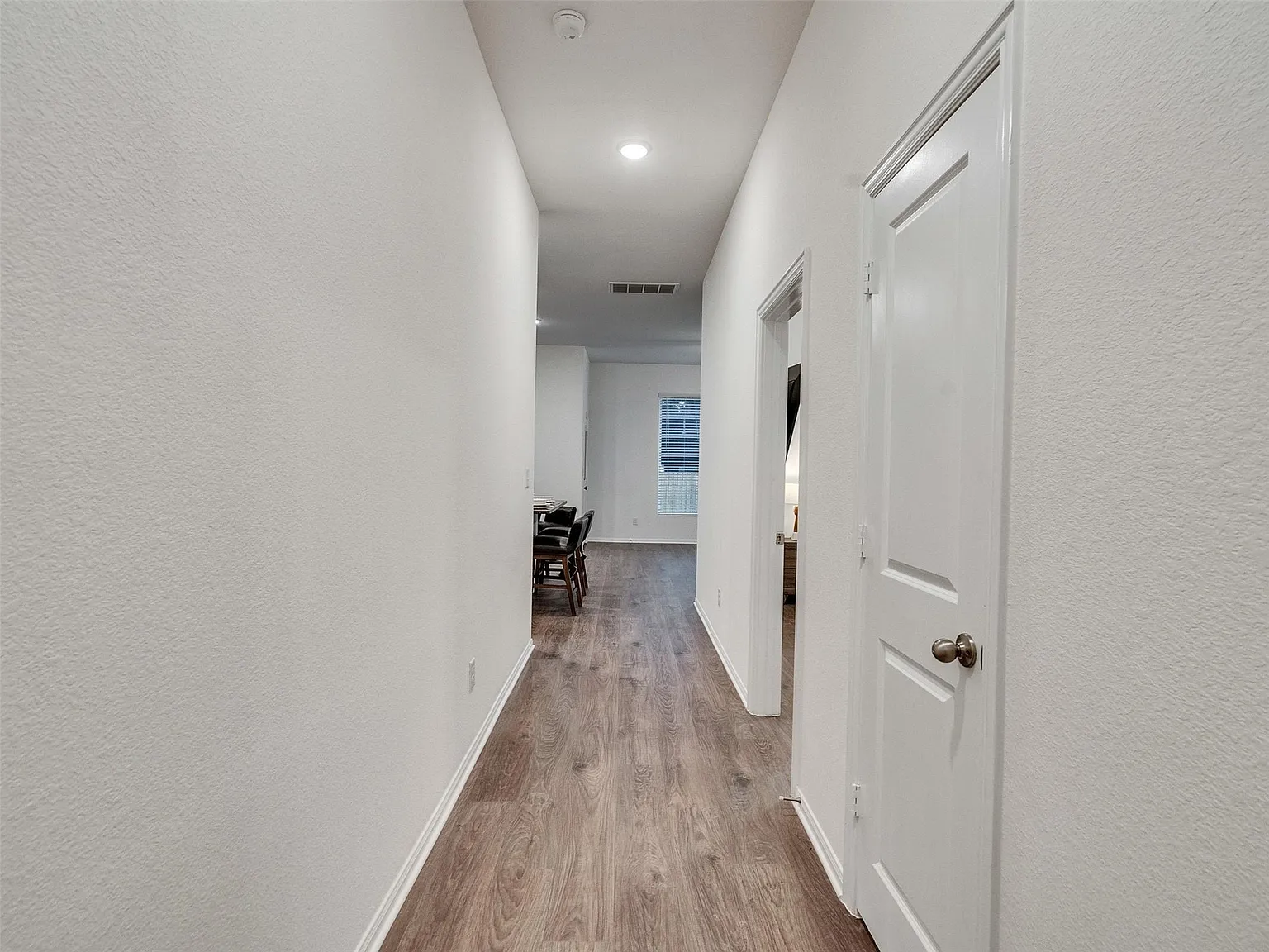 5 bed, 3.5 bath, 2560 sqft, $2,799 — Photo 3