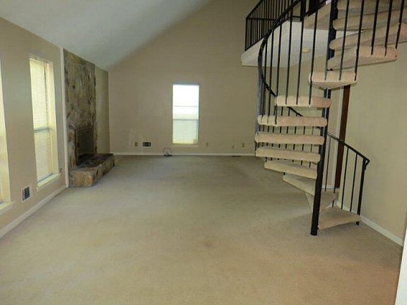 3rd image of 307 Forest Glen Ct