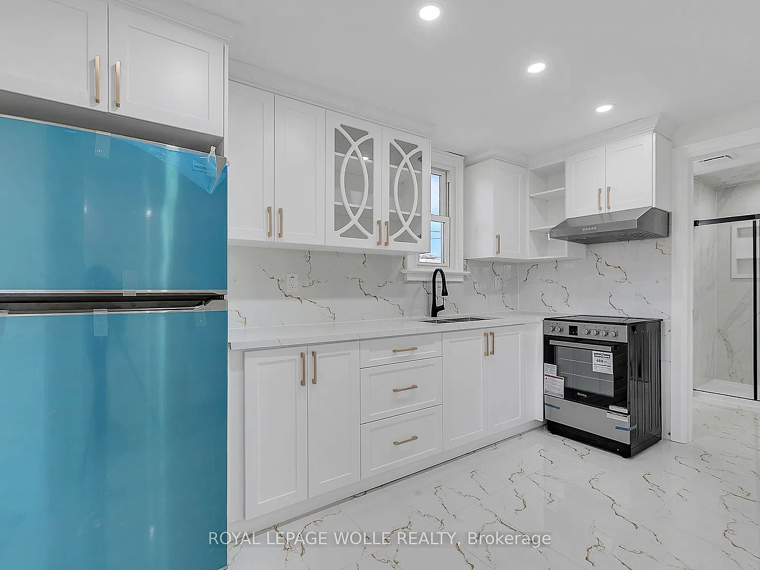 581 Lancaster St W — Photo 2