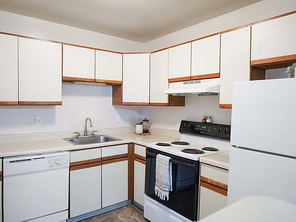 Kitchen (cabinets & appliances vary)