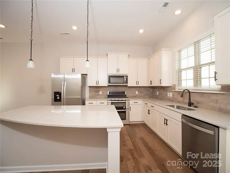 1139 Doveridge St — Photo 2