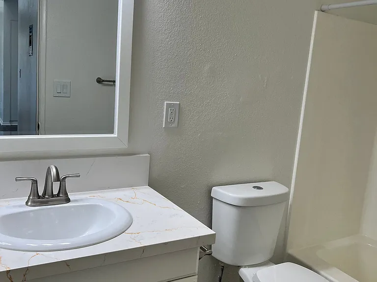 Knotty Apartments — Photo 18