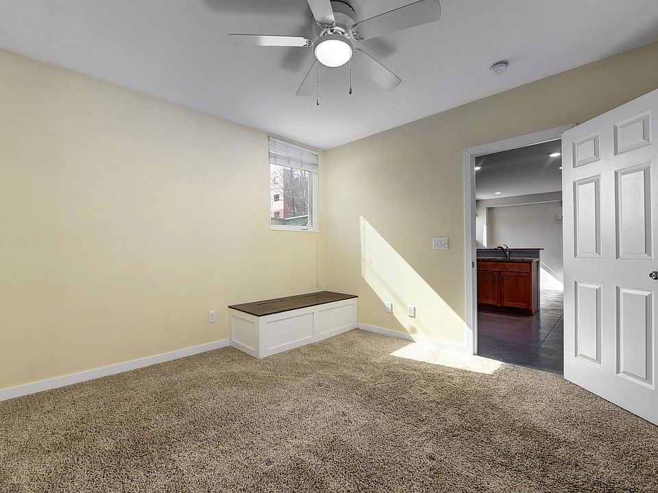 Bedroom w/ Built-in Storage Bench