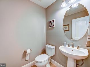 2781 Middleton Farm Ct, Herndon, VA 20171