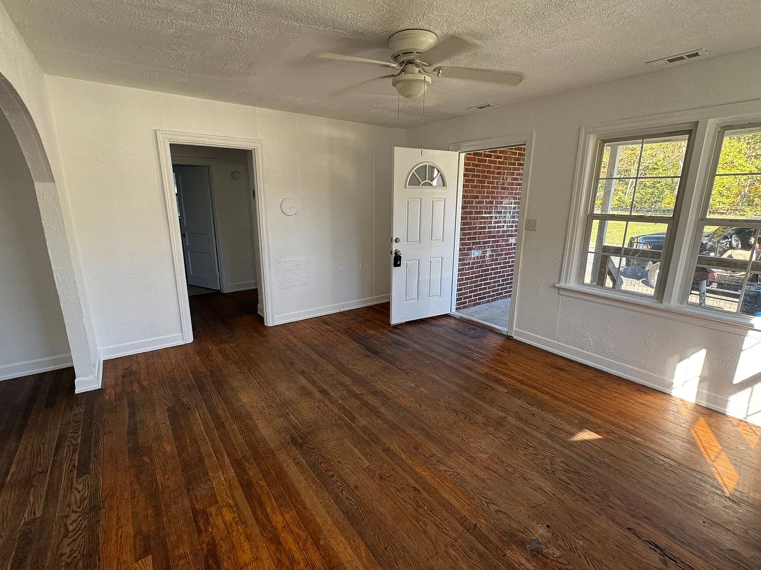 6 bed, 2.0 bath, 2300 sqft, $2,095 — Photo 4
