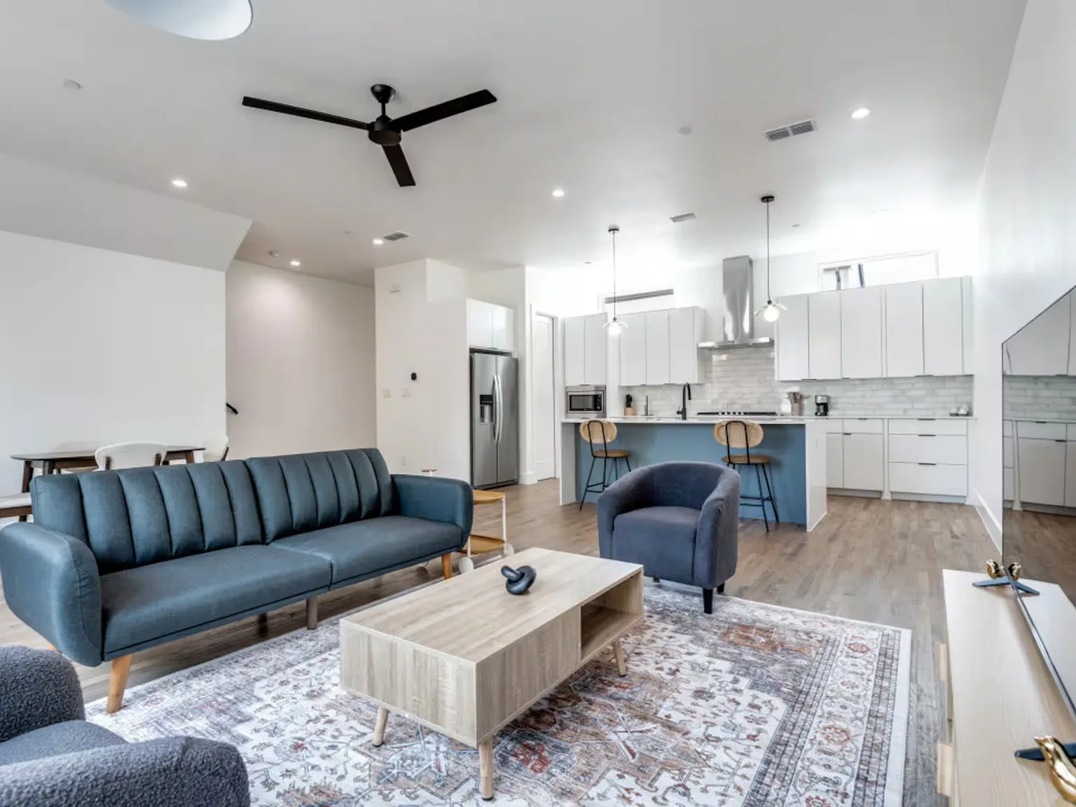 2915 Lucas Dr — Photo 4