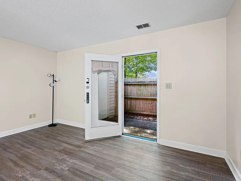5918 King Charles Ct — Photo 9