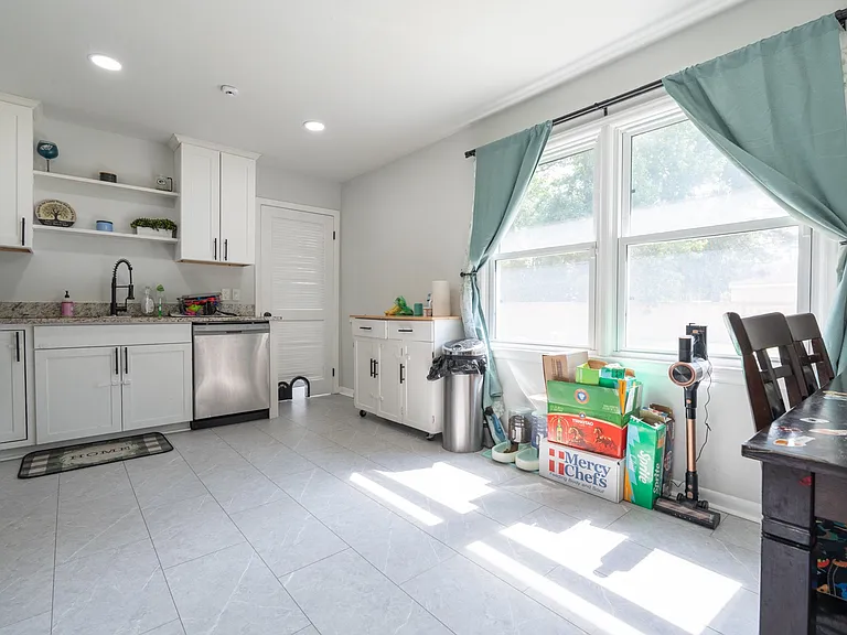 1217 Lakeview Dr — Photo 3