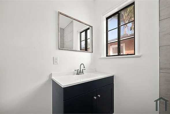 3454 Hunter St — Photo 10