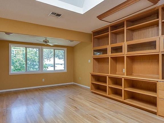 5th image of 844 Oak Ln #B