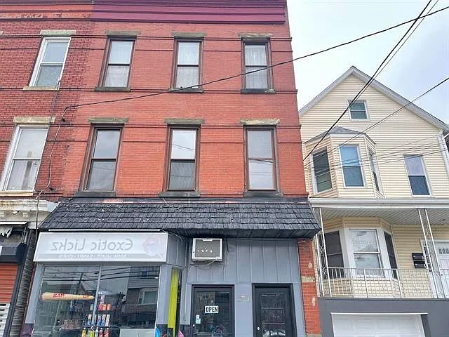 3 bed, 1.0 bath, $2,300 — Photo 2