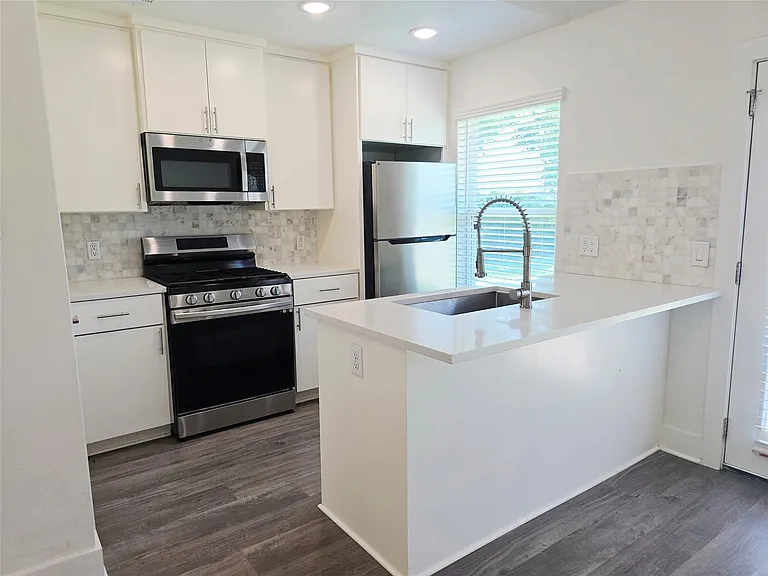 6103 Calmar Cv — Photo 16
