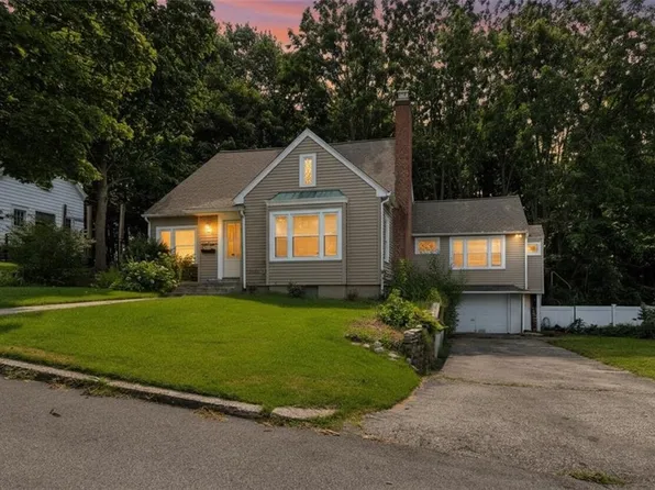 9 Country Pkwy, North Providence, RI 02911