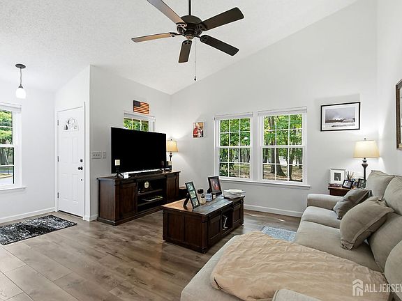 5th image of 10 Bayberry Ct