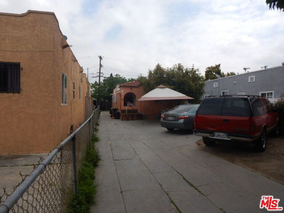 1st image of 129 E 74th St