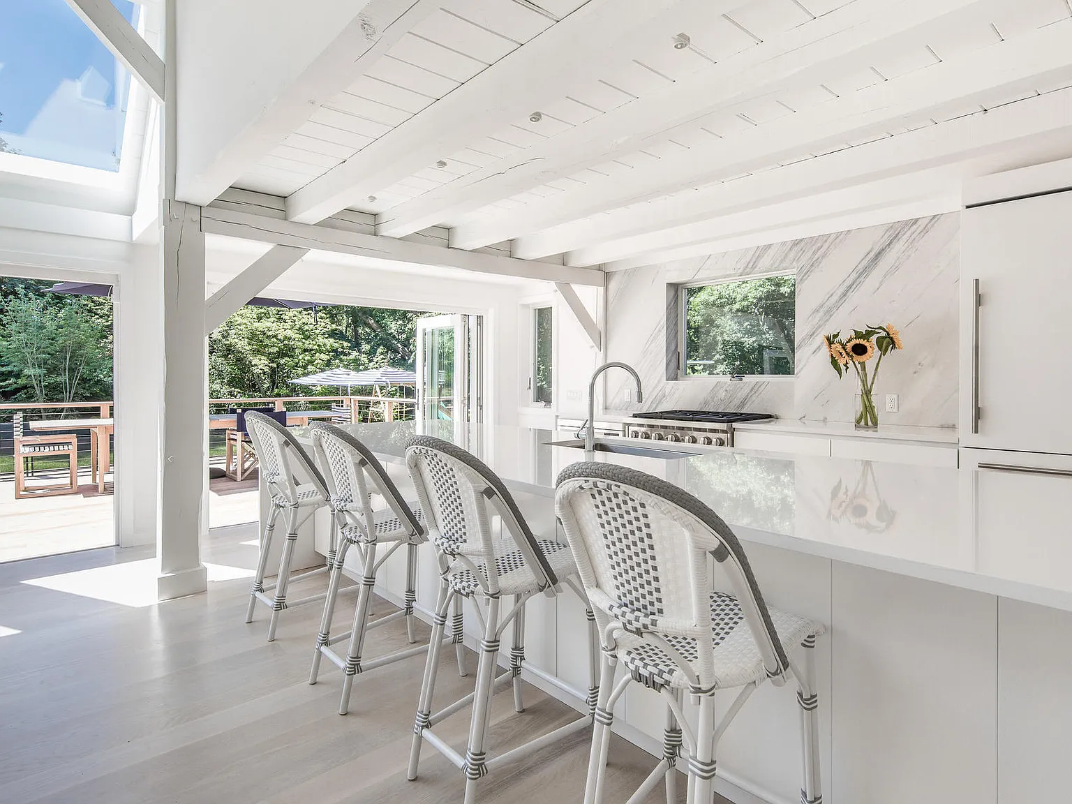 Stunning, fresh and recently renovated Beach House Near All. — Photo 3
