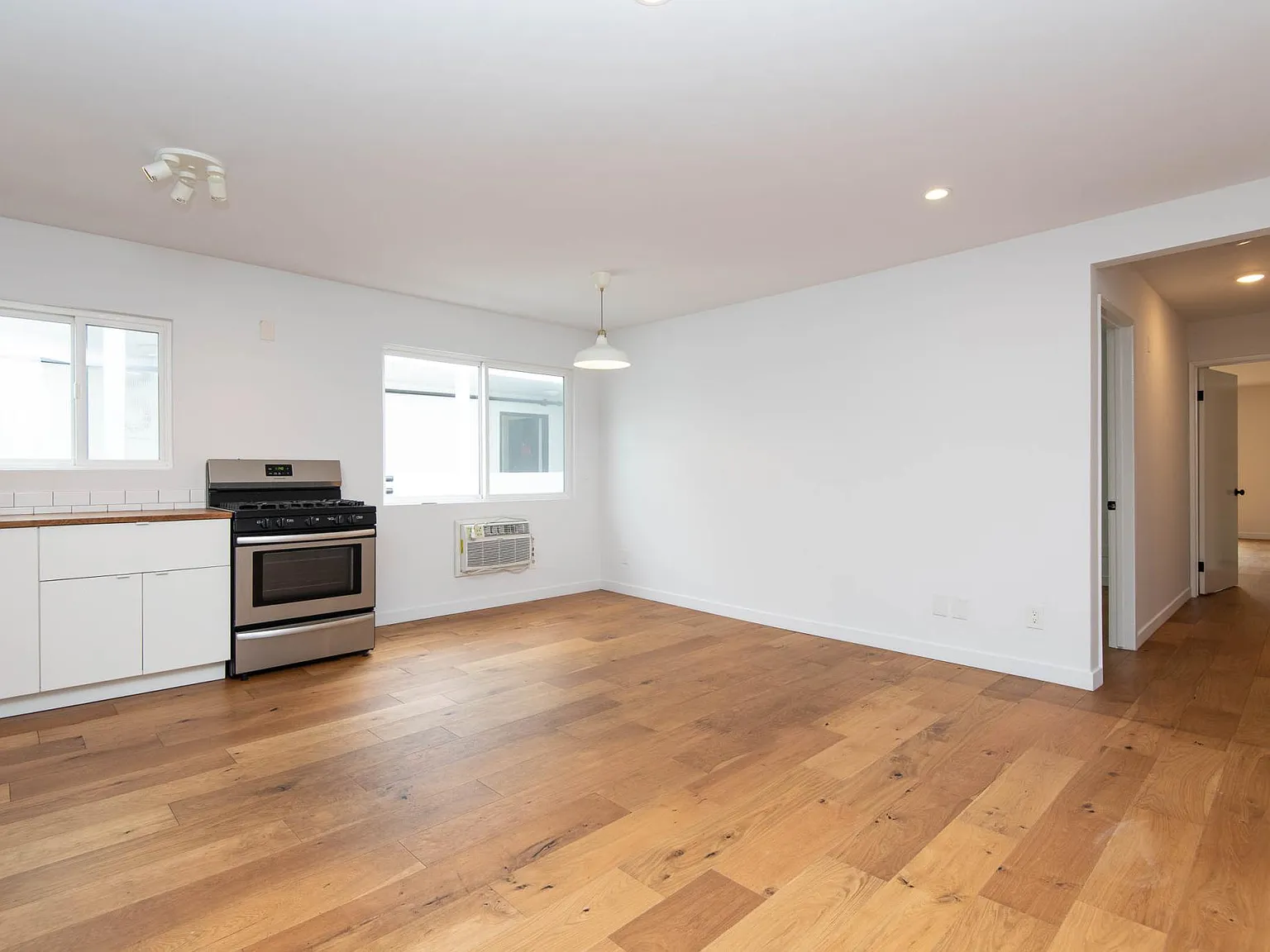 2 bed, 1000 sqft, $3,050 — Photo 2