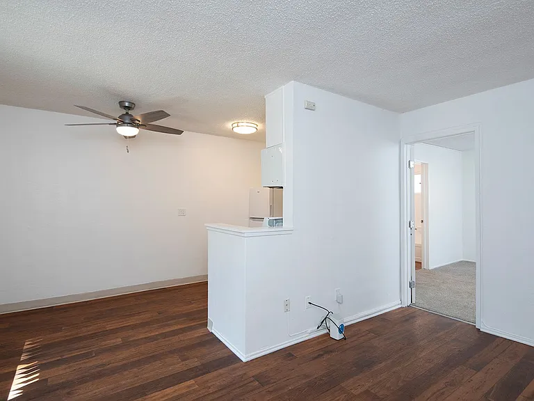 Aztec Pacific Apartments — Photo 3