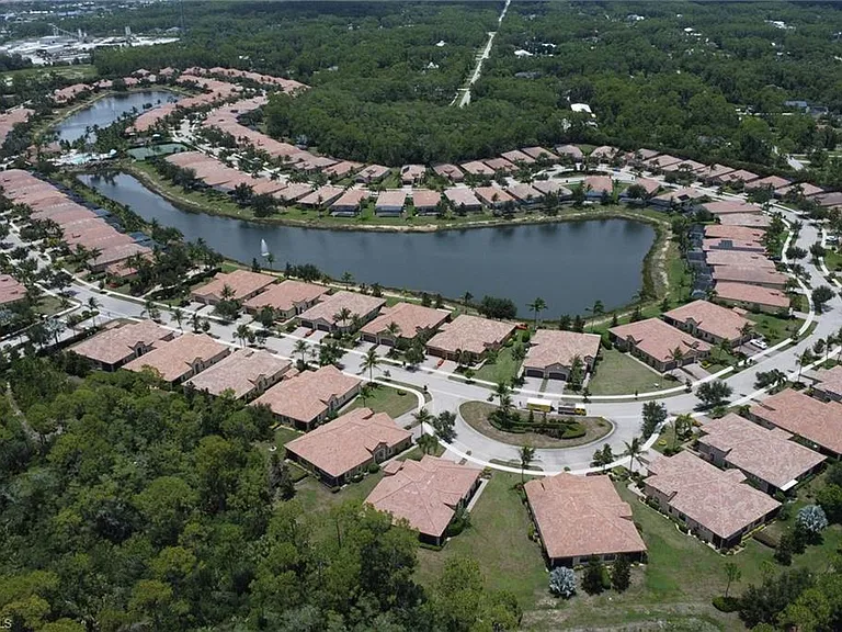 9142 Isla Bella Cir — Photo 32