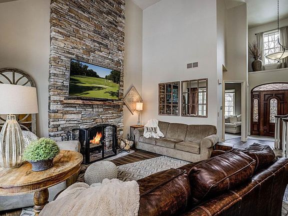 3rd image of 128 Stone Creek Dr