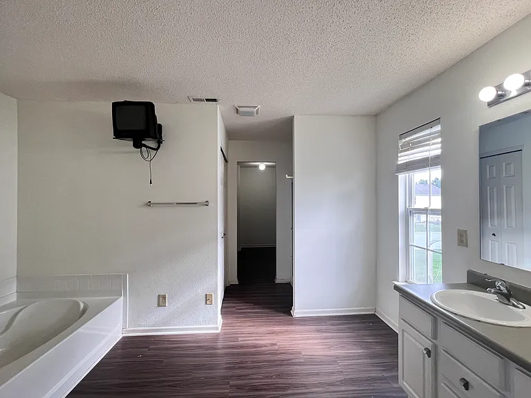 10400 Hickory Hill Dr — Photo 17